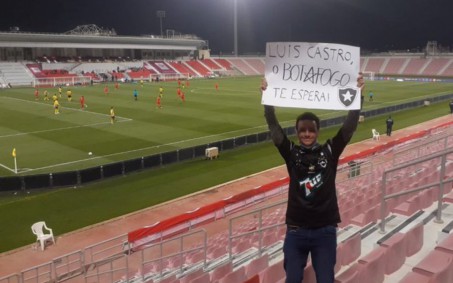 Torcedor do Botafogo leva cartaz para Luís Castro em jogo pelo Al-Duhail