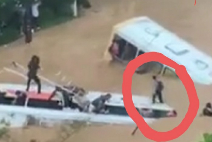 Durante filmagens foi possível reconhecer Pedrinho (detalhe) sobre um dos ônibus, com a mochila às costas, tentando se equilibrar, durante a enxurrada que levou os coletivos no Rio Quitandinha    
