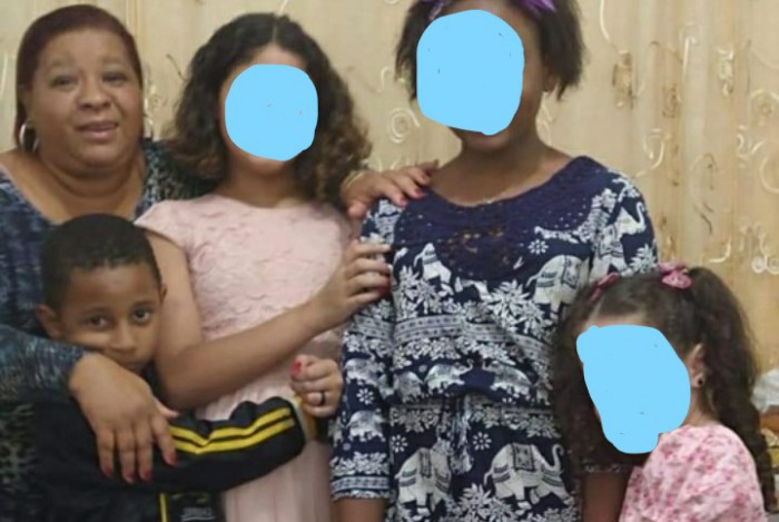 Durante encontro de família, Pedrinho ao lado de familiares e da avó, Sônia, que lidera um grupo de voluntários para ajudar nas buscas ao neto pela ruas e rios de Petrópolis  