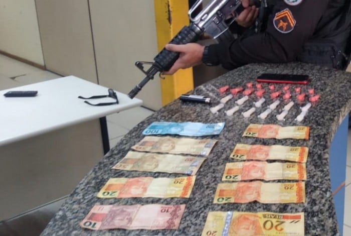 Foram apreendidos 26 pinos de cocaína e R$ 435.

