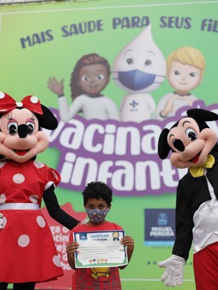 Em Miguel Pereira, crian&ccedil;as vacinadas recebem um simb&oacute;lico &quot;certificado de coragem&quot;