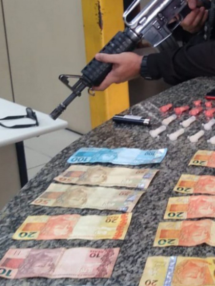 Foram apreendidos 26 pinos de cocaína e R$ 435.

