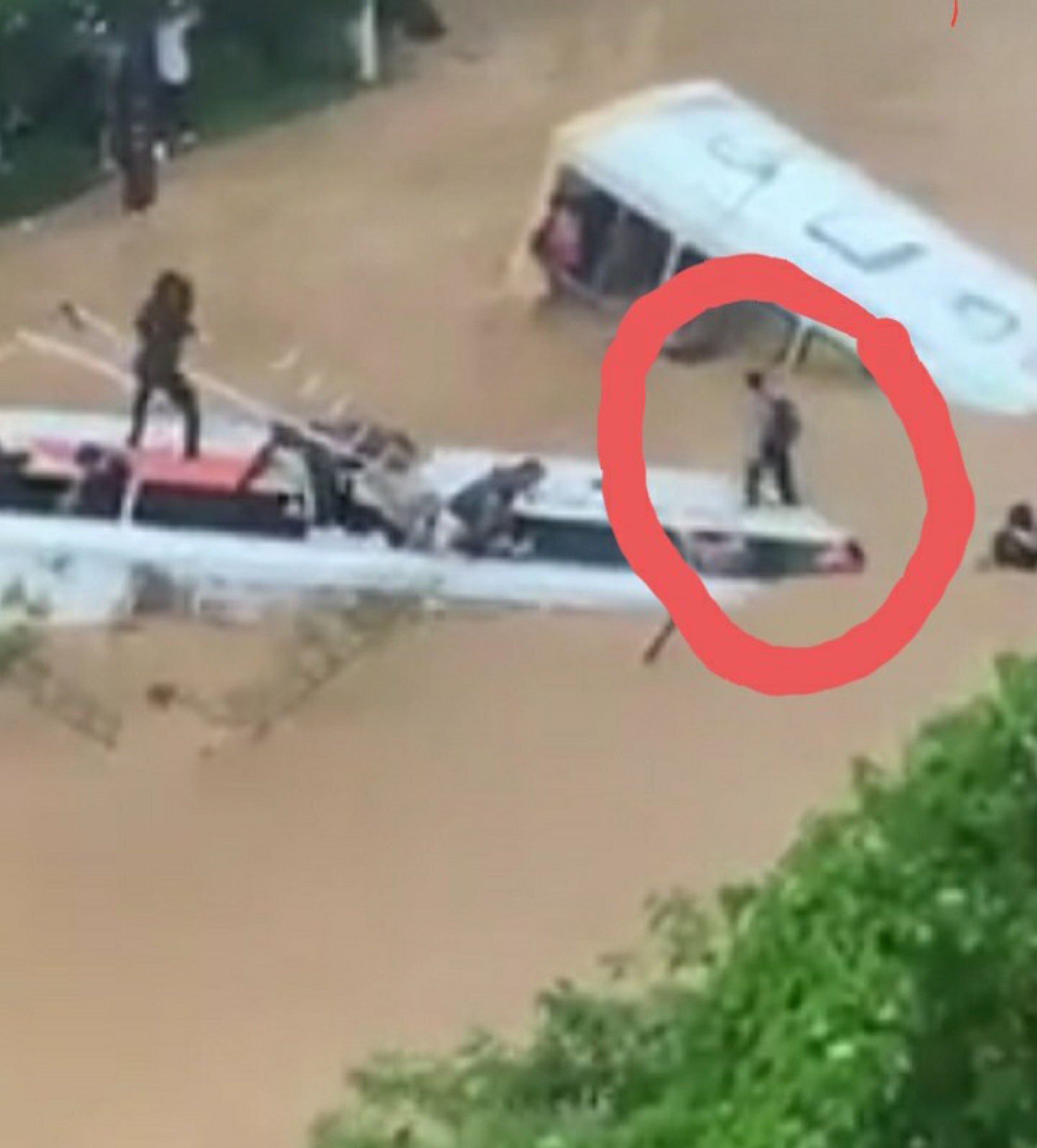 Durante filmagens foi poss&iacute;vel reconhecer Pedrinho (detalhe) sobre um dos &ocirc;nibus, com a mochila &agrave;s costas, tentando se equilibrar, durante a enxurrada que levou os coletivos no Rio Quitandinha    
