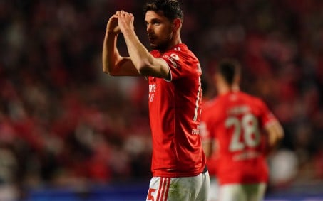 Atacante marca na Champions e comemora com camisa em homenagem ao exército da Ucrânia