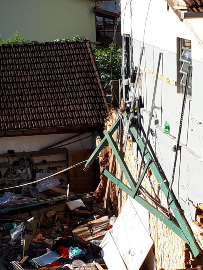 Imagens mostram como ficou estamparia ap&oacute;s deslizamento na Ch&aacute;cara Flora, em Petr&oacute;polis