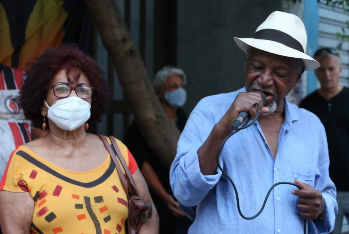 Rubem e Zélia Confete discursam durante a manifestação 