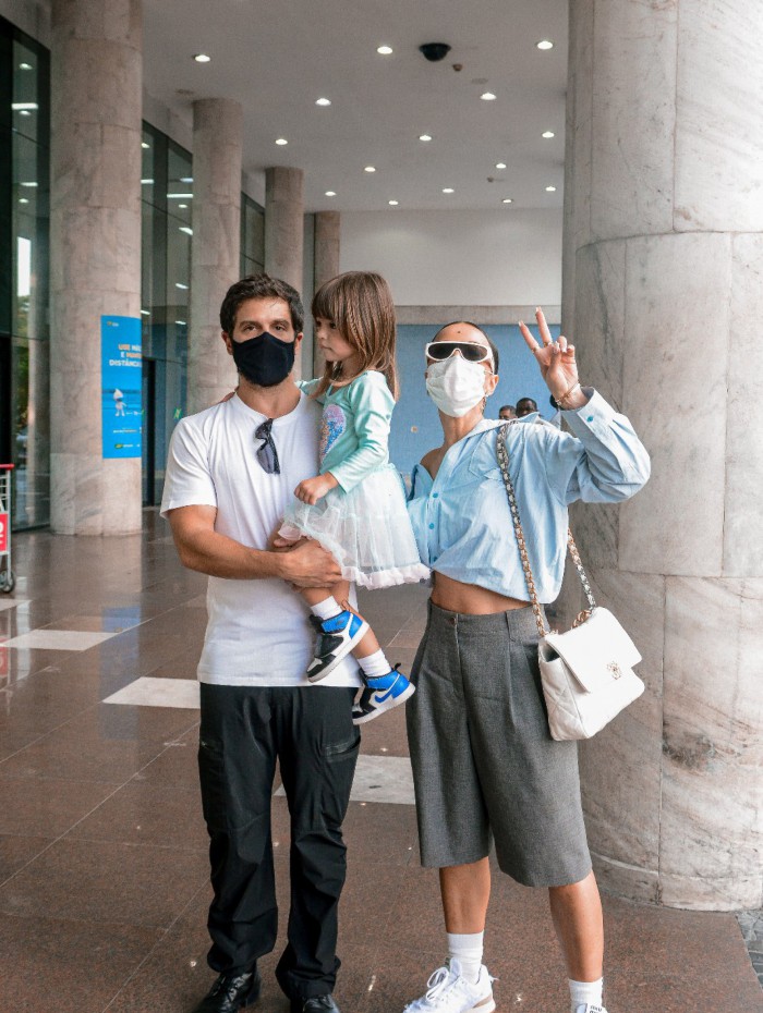 Sabrina Sato, Duda Nagle e Zoe desembarcam em aeroporto do Rio