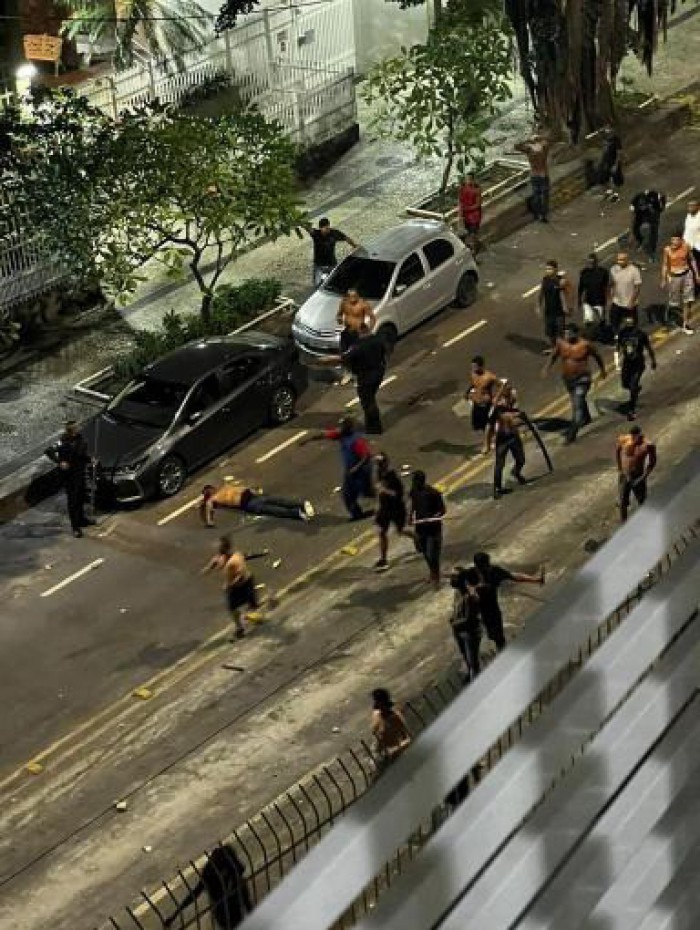 Um torcedor foi espancado e ficou gravemente ferido. Ele foi levado pelos bombeiros ao Miguel Couto, na Gávea