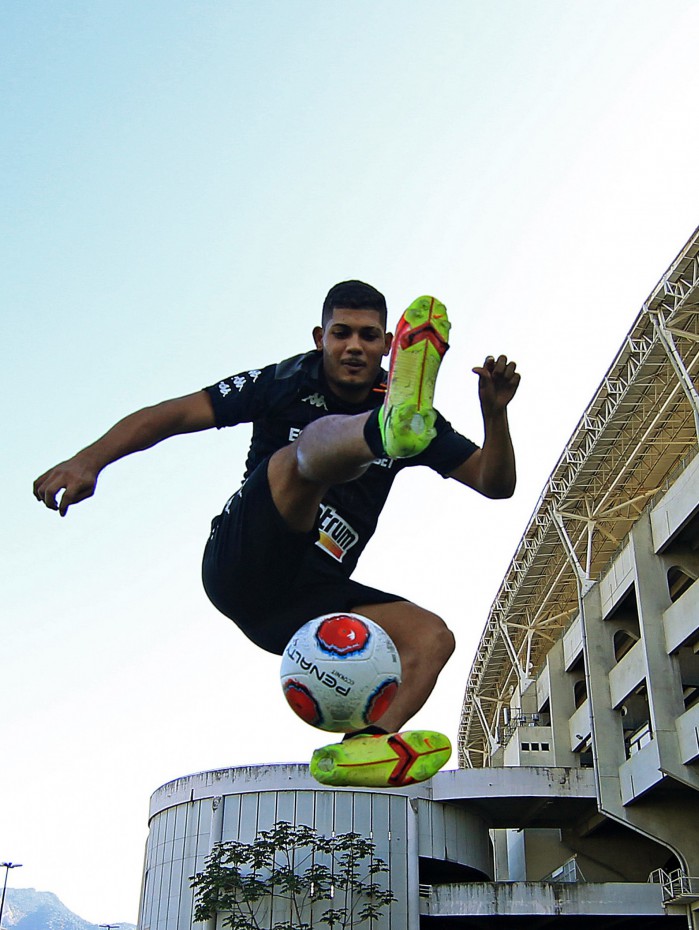 Erison faz malabarismo no treino para impressionar treinador e ser titular na partida desta noite