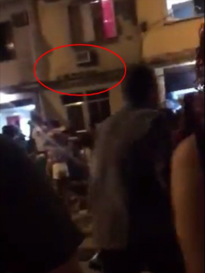 Eduardo Paes aparece pr&oacute;ximo &agrave; fachada de uma casa com ar condicionada