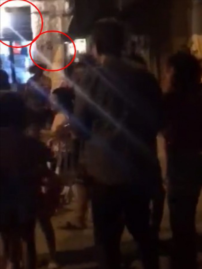  a partir de 21 segundos no v&iacute;deo verificado, o pol&iacute;tico est&aacute; diante de uma casa de esquina, com um port&atilde;o azul, e o n&uacute;mero indicado na parede tem um "7" e a letra "B"