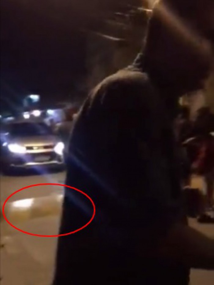 Por volta de seis segundos no v&iacute;deo, quando o pol&iacute;tico come&ccedil;a a andar pela rua, &eacute; poss&iacute;vel ver uma lombada com uma pintura em forma de listra em frente ao poste