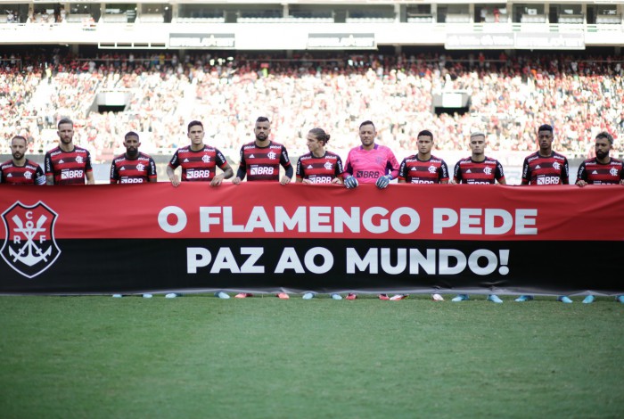 Contra o Resende, o Flamengo levou uma faixa pedindo paz
