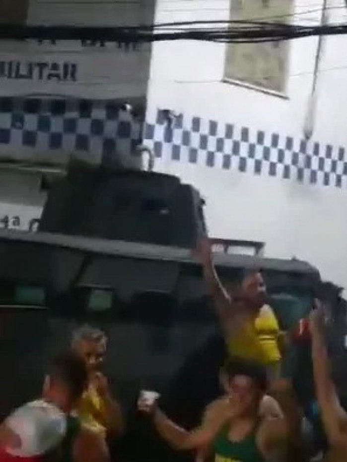 Homem que subiu no caveirão foi repreendido pela PM, que desmobilizou o bloco irregular