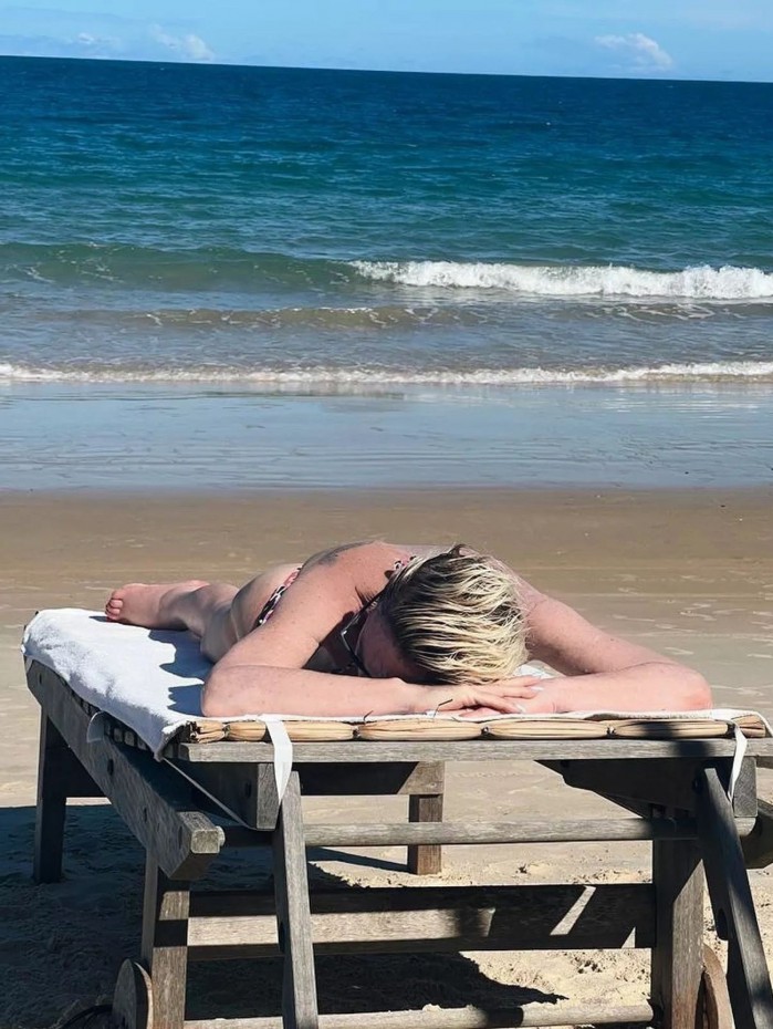 Ana Maria Braga curte dia de praia na Bahia