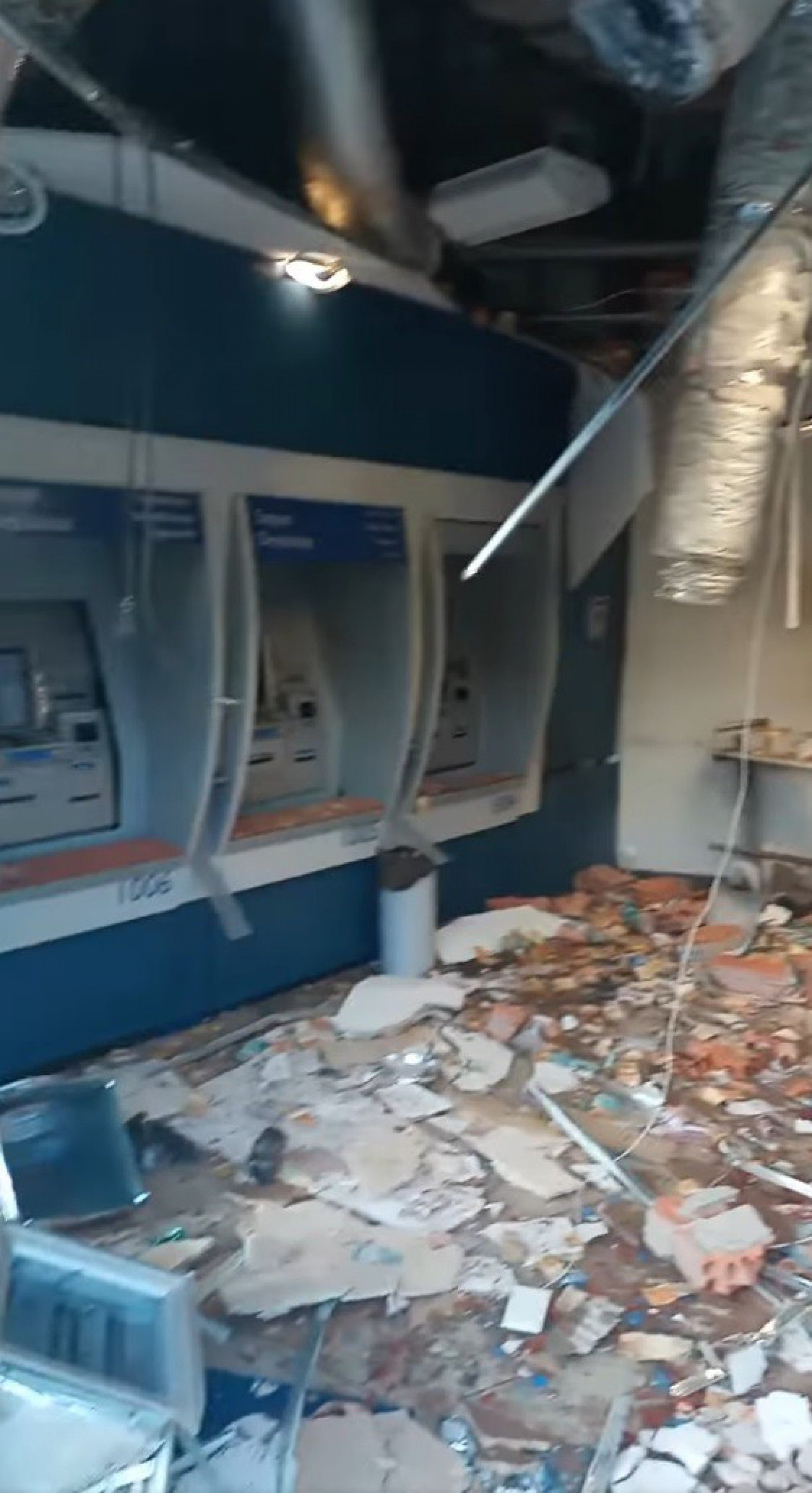 Agência da Caixa foi completamente destruída por explosivos em Quatis - Reprodução do Facebook