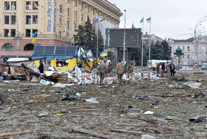 Prédio em Kharkiv é atingido por exército russo e fica destruído