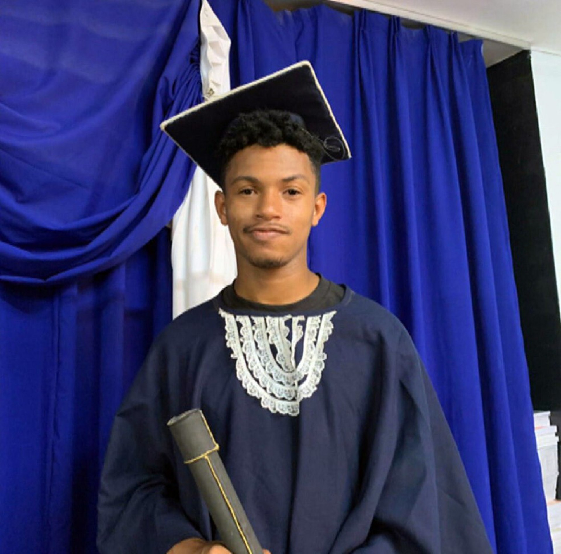 Marcos do Nascimento Tavares Carrero, de 19 anos, é instrutor de percussão em uma ONG e é aluno de teatro em outro projeto social - Reprodução