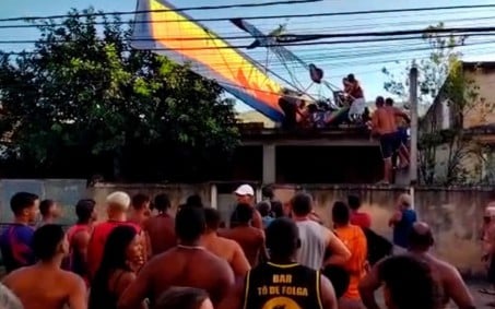 Avião ultraleve cai em cima de casa em Nova Iguaçu, na Baixada Fluminense