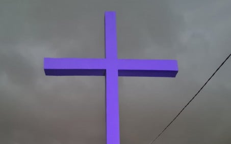 Cemitério de Nova Iguaçu ganha iluminação lilás em março