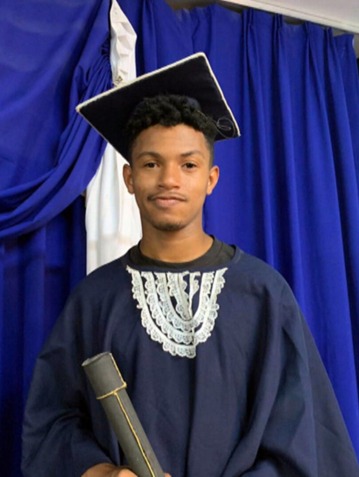 Marcos do Nascimento Tavares Carrero, de 19 anos, &eacute; instrutor de percuss&atilde;o em uma ONG e &eacute; aluno de teatro em outro projeto social