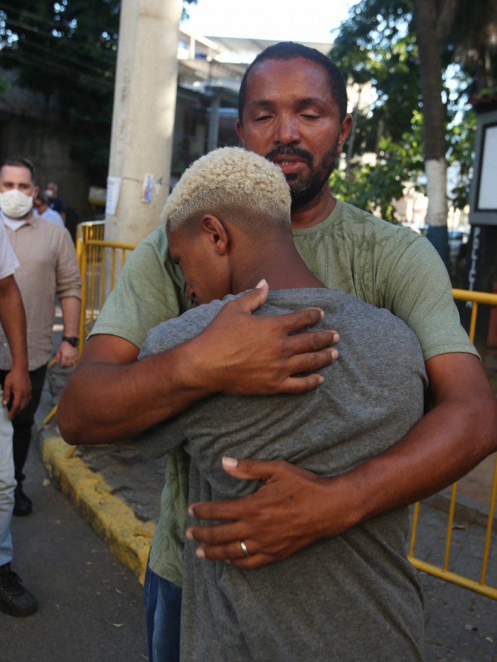 Rio,02/03/2022-BENFICA,Complexo Prisional de Benfica, rapaz preso injustamente em Ipanema recebe liberdade provisoria. Na foto. Marcelo Tavares Carrero abraca seu filho Marcos Nascimento.Foto: Cleber Mendes/Ag&ecirc;ncia O Dia      