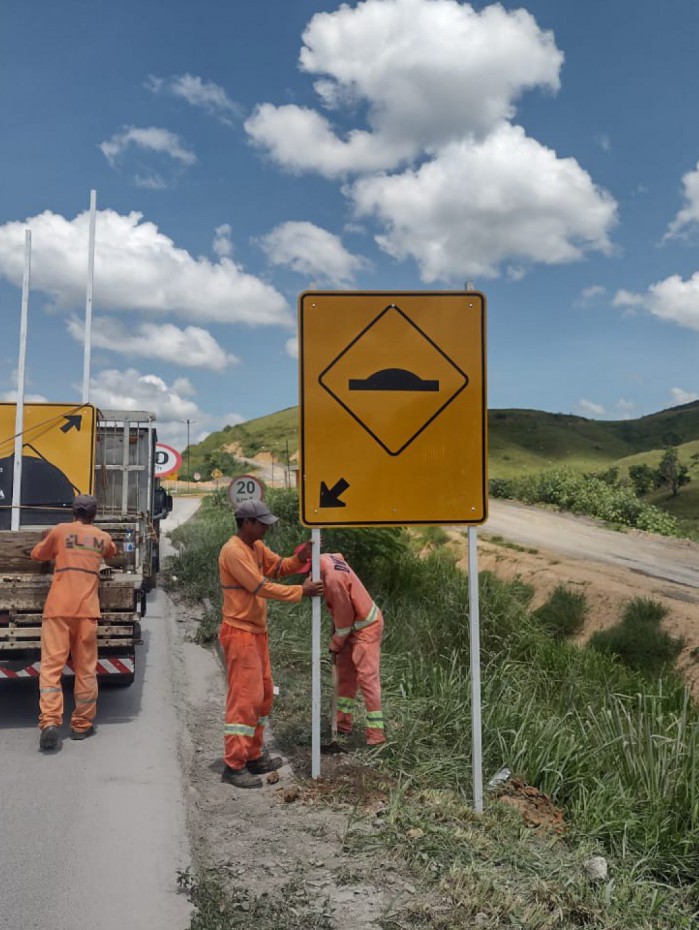 Funcionários do Dnit fizeram a instalação das placas de sinalização na Rodovia do Contorno 
