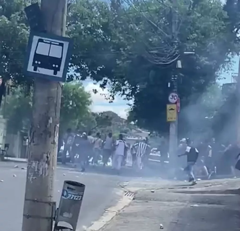 Torcedores de Atlético-MG e Cruzeiro brigaram em bairro de Belo Horizonte