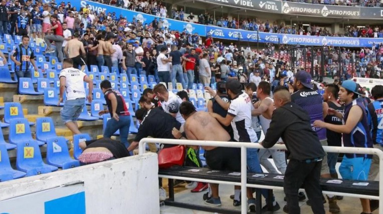 Briga generalizada em estádio no México deixa mais de vinte