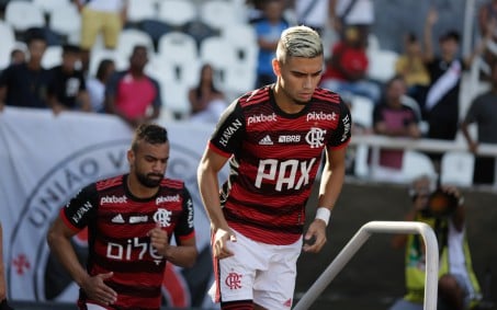 Jogadores do Flamengo apoiam Andreas Pereira após receber vaia da torcida no Nilton Santos