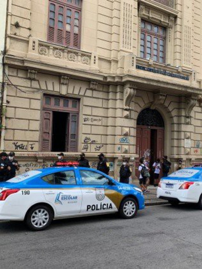 Viaturas do Programa Patrulha Escolar, caracterizadas.