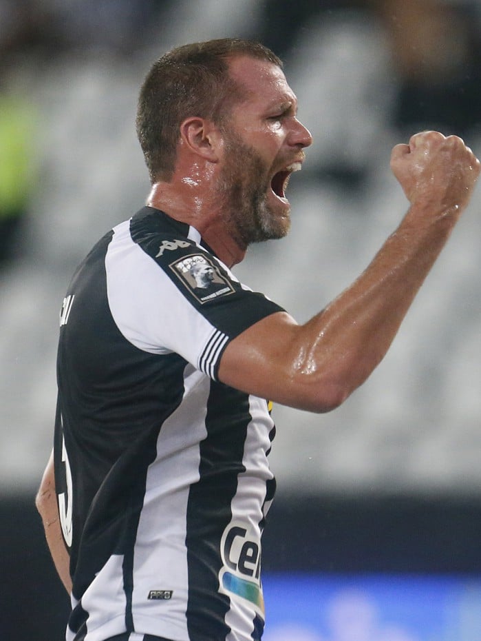 Carli comemora um dos cinco gols feitos contra o Volta Redonda
