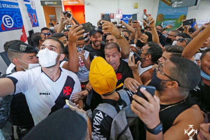 Nenê foi o jogador mais assediado pelos torcedores no desembarque do Vasco