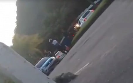 Vídeo: Agentes do Segurança Presente Niterói despejam sacola com drogas em cima de motoboy