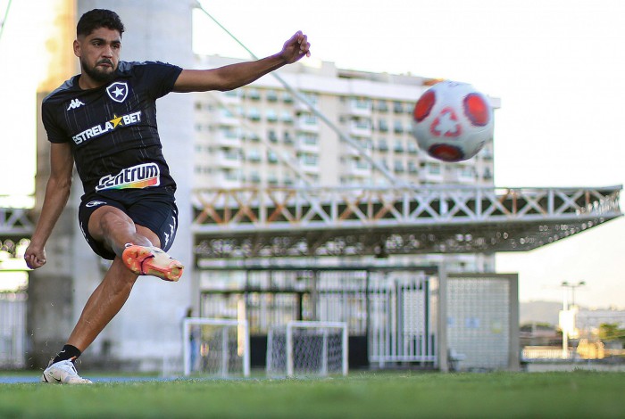 Douglas Borges se firmou como titular do Botafogo