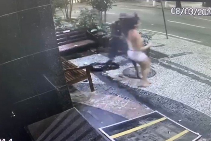 Vítima tenta se desvencilhar, mas é golpeada 