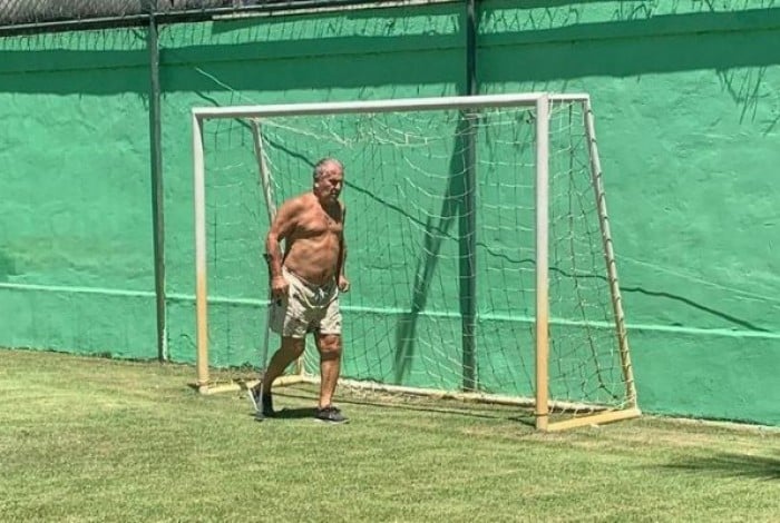 Zico segue em recuperação de uma cirurgia no quadril
