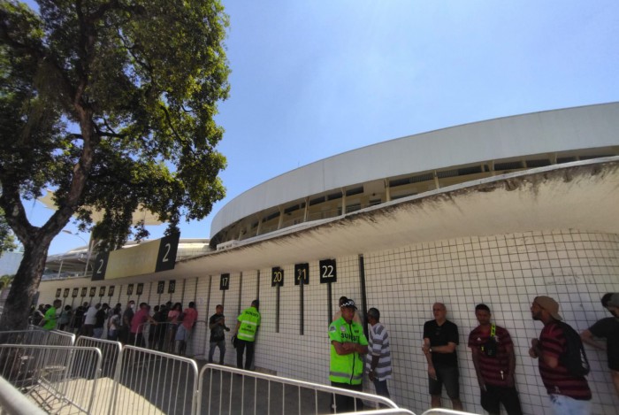 Torcedores do Flamengo fazem fila para comprarem ingressos para o duelo contra o Bangu