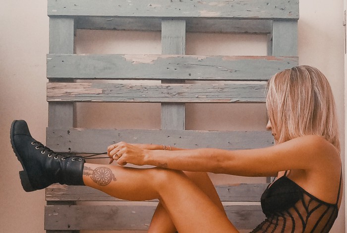 Opa! Peraí que vou ajudar a amarrar (ou tirar) essa bota...