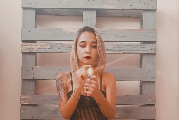 Cuidado, galera, pra não pegar fogo com a linda Karina Mendes! 