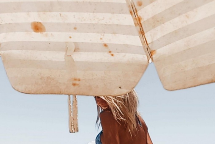 Deusa Karina Mendes levanta da areia e mostra toda a sua beleza