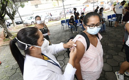 Nova Iguaçu vacina pessoas a partir de 12 anos neste sábado