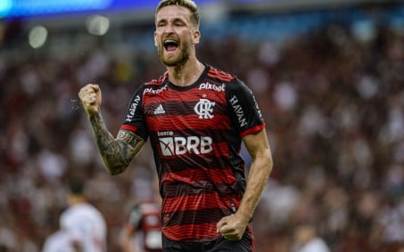 Proposta árabe balança, e Léo Pereira planeja conversa com dirigentes do Flamengo