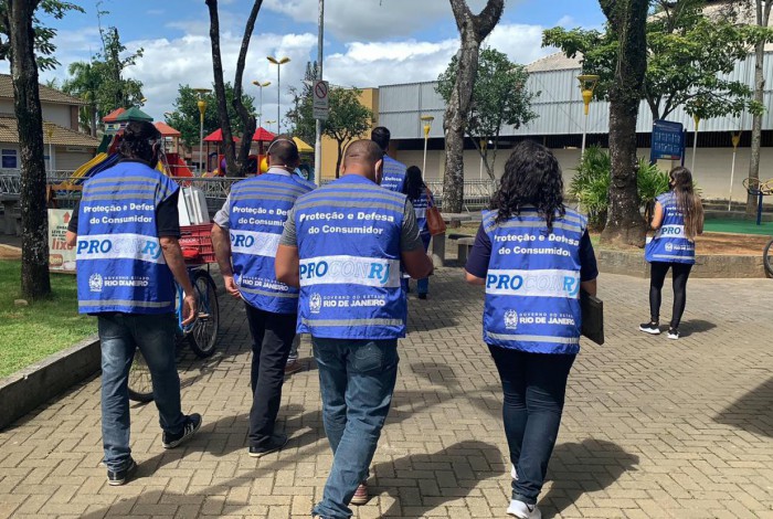 Interrupções no fornecimento de energia e oscilações sucessivas demonstram que a empresa não fornece serviço adequado, violando os direitos dos consumidores