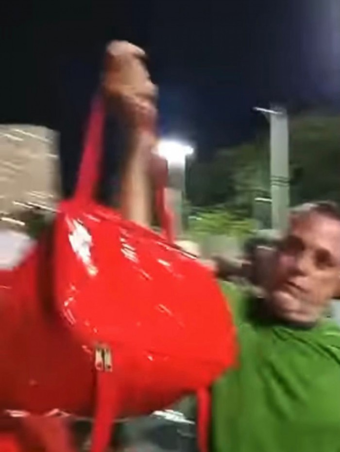 Pessoas alegam terem sido barradas no Samb&oacute;dromo por estarem com alimentos para consumo pr&oacute;prio