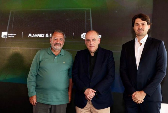 Fred Luz, da Alvarez & Marsal, Javier Tebas, presidente da LaLiga, e Pedro Mesquita, da XP