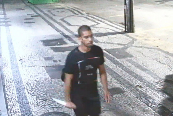 Homem que atacou engenheiro usava roupas pretas, mochila e tênis