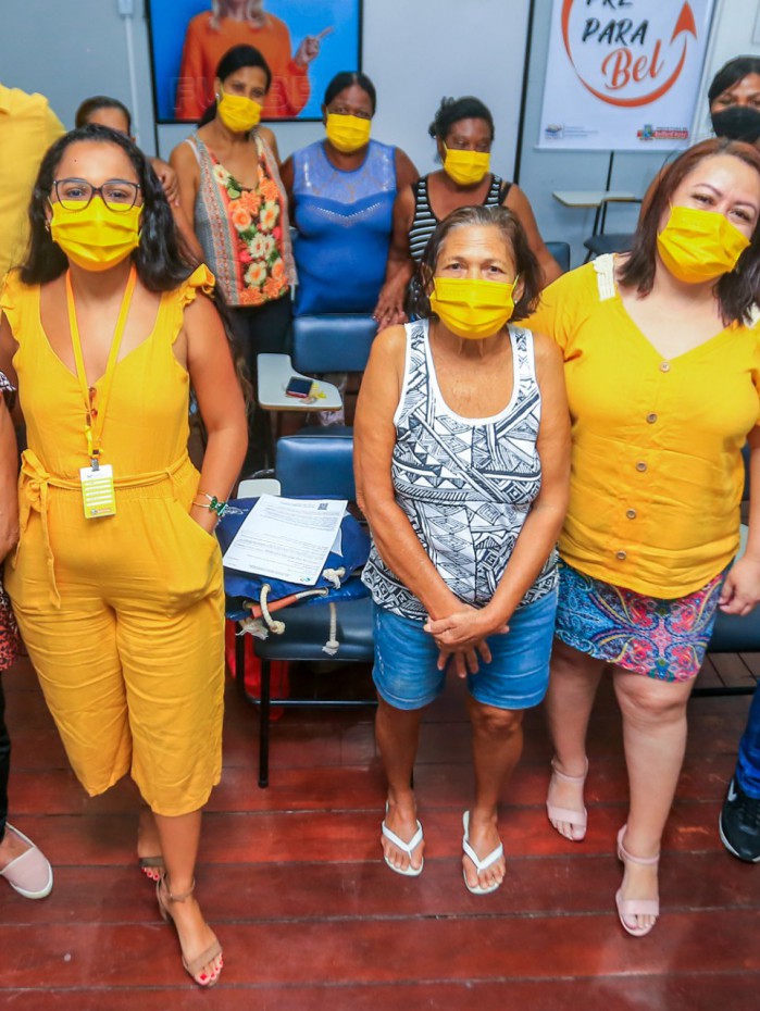 As advogadas Jana&iacute;na Neves e Rouzinete Oliveira (&agrave; frente) com os agraciados com a carta de concess&atilde;o do INSS