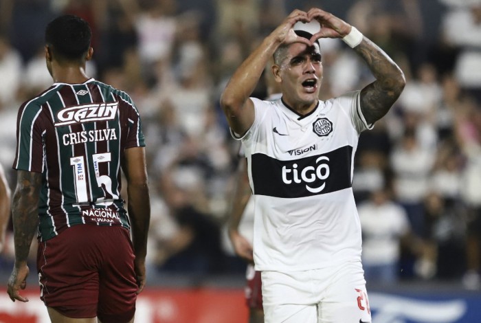 Recalde marcou o primeiro gol do Olimpia e mandou um coração para os torcedores paraguaios   
