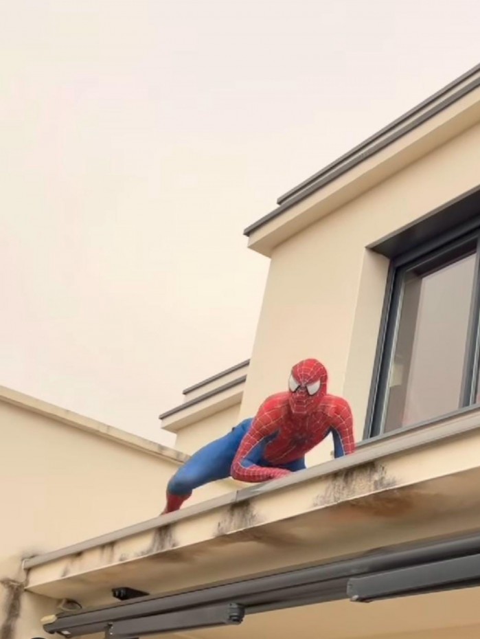 Lucas Paquetá se fantasiou de Homem-Aranha em apareceu para o filho em casa